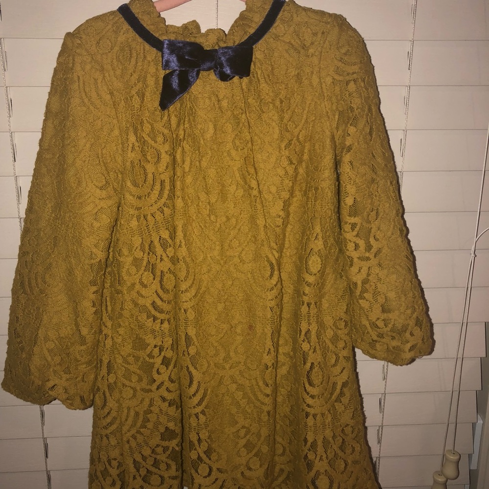 Girls lace dress with blue velvet ribbon. Size 4
